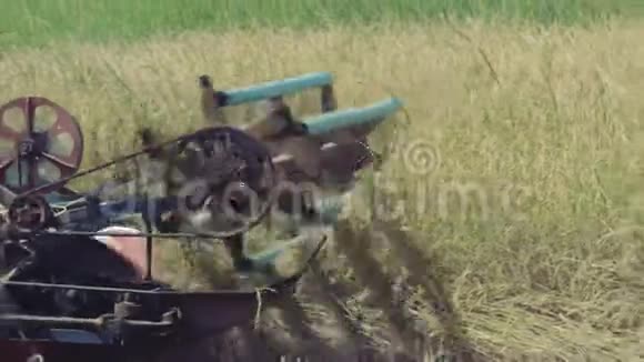 在田间关闭水稻收割机视频的预览图