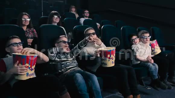 五个男孩在电影院看电影视频的预览图