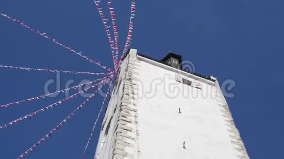 德国普伦多夫古老的塔奥贝雷斯狂欢节期间挥舞着小布旗视频的预览图