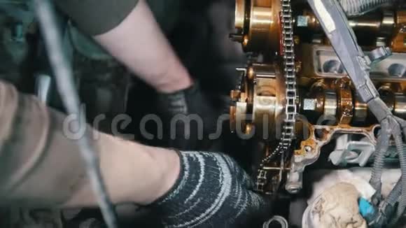 机械师拆卸汽车发动机修理汽车拆卸发动机在车间工作视频的预览图