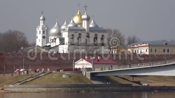 圣索菲亚的钟楼和圆顶四月天俄罗斯新哥罗德的克里姆林宫视频的预览图
