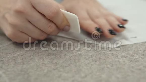 那个女人正在布料上涂上一种图案服装设计师在纸巾上画粉笔视频的预览图