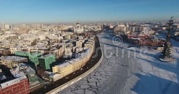 在冰冻的莫斯科河上的晴天冬季彼得1号DCI4K的鸟瞰图视频的预览图