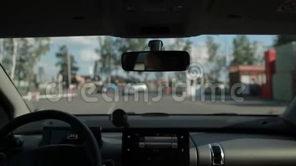 女司机在高速公路上转弯视频的预览图