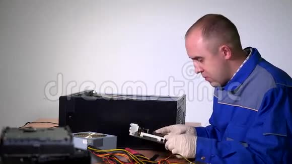 男技师工程师男安装电脑主板黑箱视频的预览图