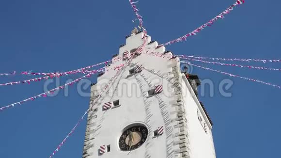 德国普伦多夫古老的塔奥贝雷斯狂欢节期间挥舞着小布旗视频的预览图