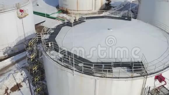 气景油罐场是储存石油产品的工业设施视频的预览图