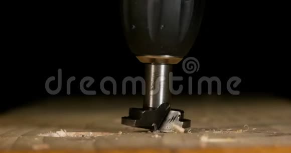 木片在木板上转动制造芯片慢动作视频的预览图