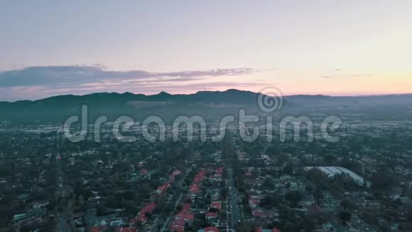 电影空中全景视频的夜晚城市从直升机美国加州洛杉矶美丽的日落视频的预览图