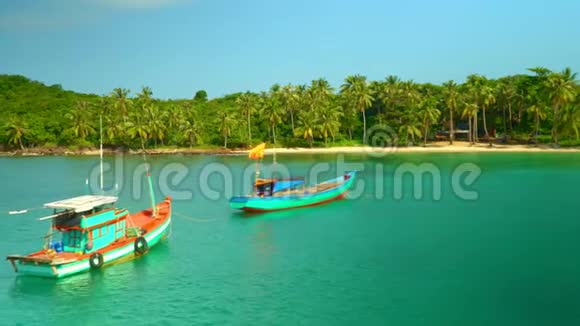 白沙的美丽绿岛全岛都是蓝色的水传统渔船靠近视频的预览图