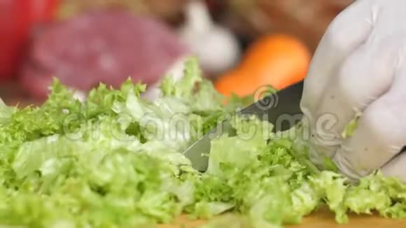 准备食物肉类和蔬菜烹饪手切生肉餐桌视频的预览图