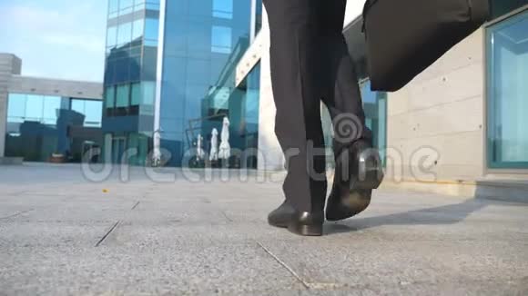 商务人员上下班自信的西装男正在去办公楼的路上一个年轻的商人视频的预览图