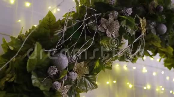 圣诞树装饰夜间在室外有浅色花环视频的预览图