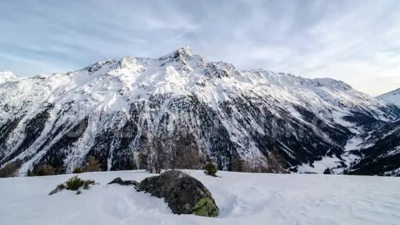 冬季夜晚的颜色云在阿尔卑斯山的上空移动视频的预览图