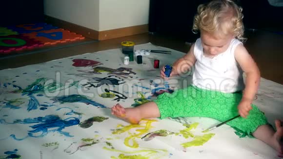 带画笔和颜料在地板上的幼儿视频的预览图
