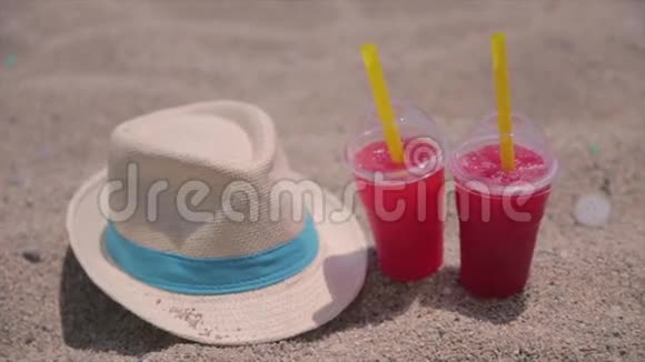 热带海滩上的帽子和饮料视频的预览图