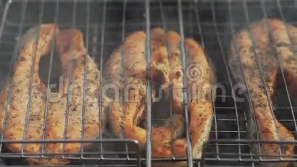 烤架烤的鳟鱼牛排特写视频的预览图