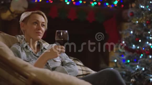 成年妇女在圣诞节晚上喝葡萄酒视频的预览图