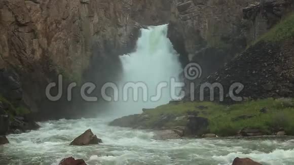 瀑布33只鹦鹉在同一关瀑布的高度是30米视频的预览图