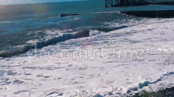 沙滩上的波浪水花视频的预览图