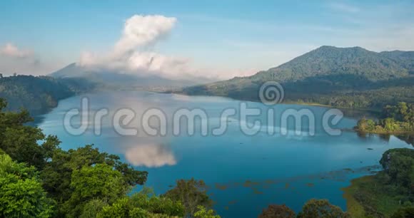 美丽的湖景湖和山景从一座小山布岩湖巴厘岛时光流逝最上面视频的预览图