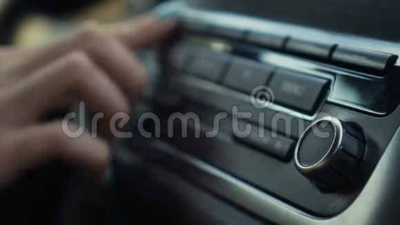 女调收音机音量在车里视频的预览图