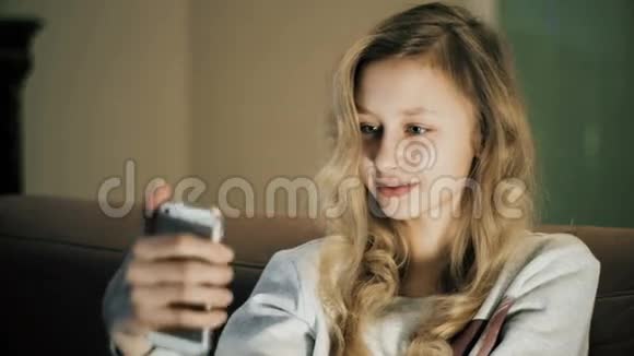 女孩用新的应用程序拍摄自我肖像自拍照只有一个女孩视频的预览图