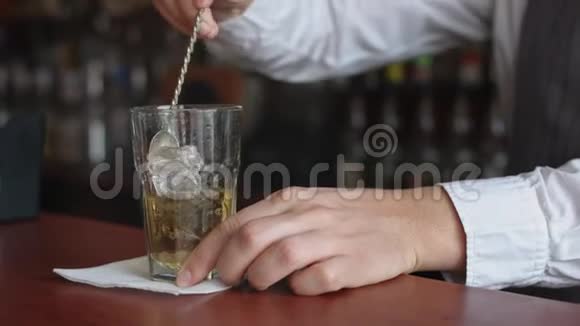 酒保用勺子把冰翻过来视频的预览图