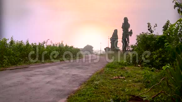 印度乡村公路雨季模糊的日落视频的预览图