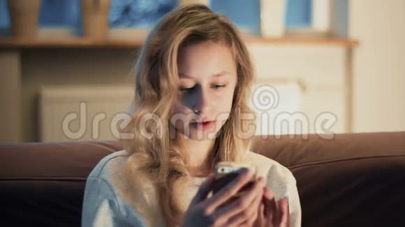 女孩使用智能手机输入短信只有一个女孩视频的预览图