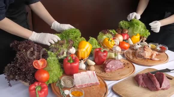 准备食物肉类和蔬菜烹饪手切生肉餐桌视频的预览图