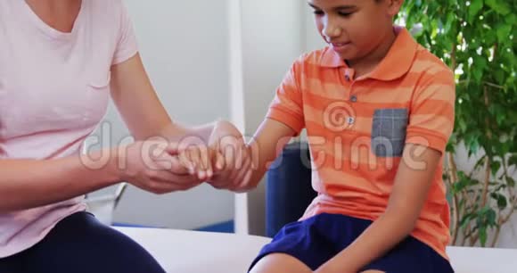 女物理治疗师为男婴提供手部按摩视频的预览图