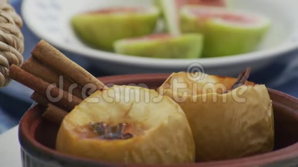 两名厨师用切碎的新鲜熟苹果做健康的水果沙拉视频的预览图