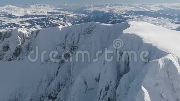 飞越杜米托山上白雪皑皑的山峰视频的预览图