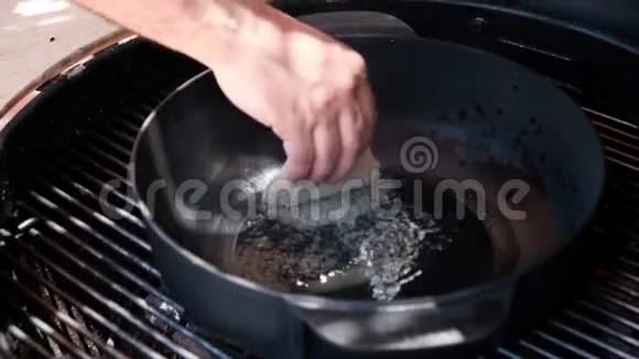 在烤架上炸鱿鱼视频的预览图