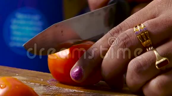 一名妇女在家厨房切菜的特写镜头视频的预览图