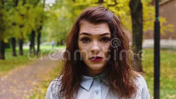 公园里一个被吓坏的红发少女视频的预览图