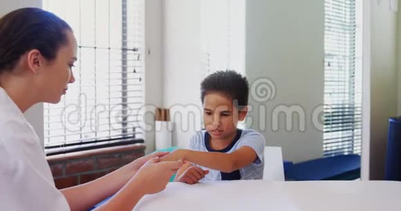 女物理治疗师为男婴提供手部按摩视频的预览图