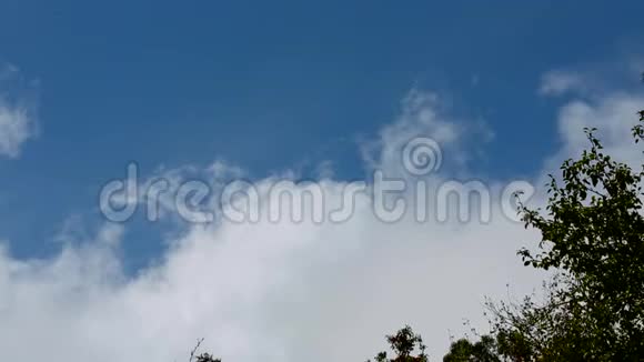 放大蓝天背景下的移动云视频的预览图