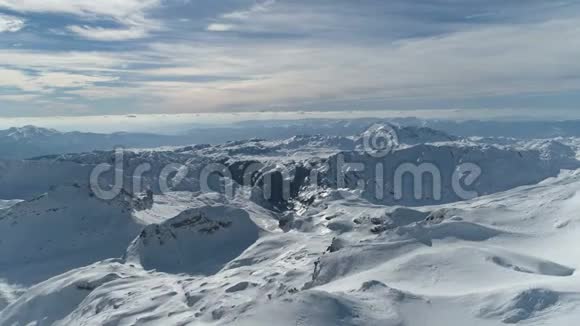 飞越杜米托山上白雪皑皑的山峰视频的预览图
