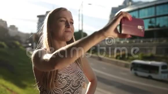 可爱的女人用手机自拍视频的预览图