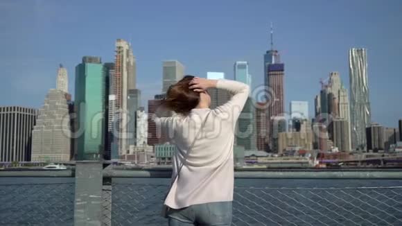 布鲁克林大桥附近的年轻女子视频的预览图