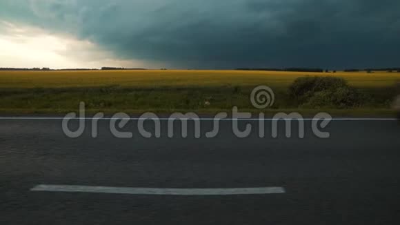 傍晚雷声响彻农田摄像机正在沿着这条路移动日落时分暴风雨即将来临太阳暴风雨视频的预览图