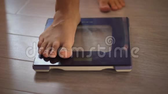 在健康秤上测量体重的人视频的预览图