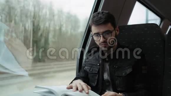 一个小男孩在火车上在桌子上看书戴眼镜的男孩4k视频的预览图