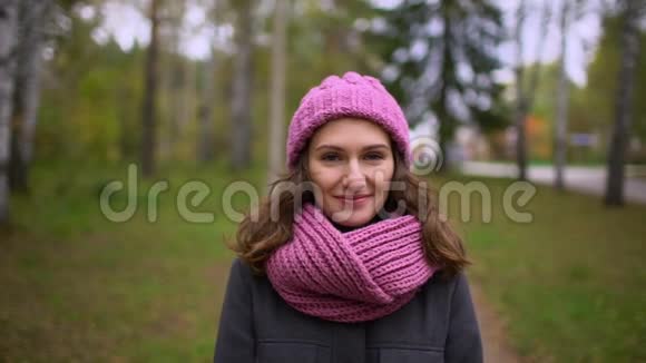 夏日公园里美丽的年轻微笑的女人的肖像特写的脸美丽的年轻女子视频的预览图