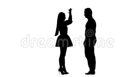 男人和女孩在争吵他们有丑闻剪影白色背景视频的预览图
