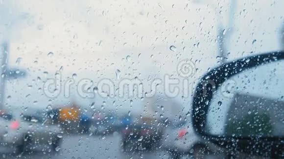 从车窗透过雨看道路布鲁尔视频的预览图