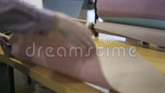 花匠的双手把包装纸叠在桌子上视频的预览图