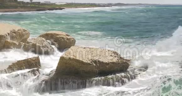 罗什哈尼克拉海岸线和海浪粉碎岩石视频的预览图